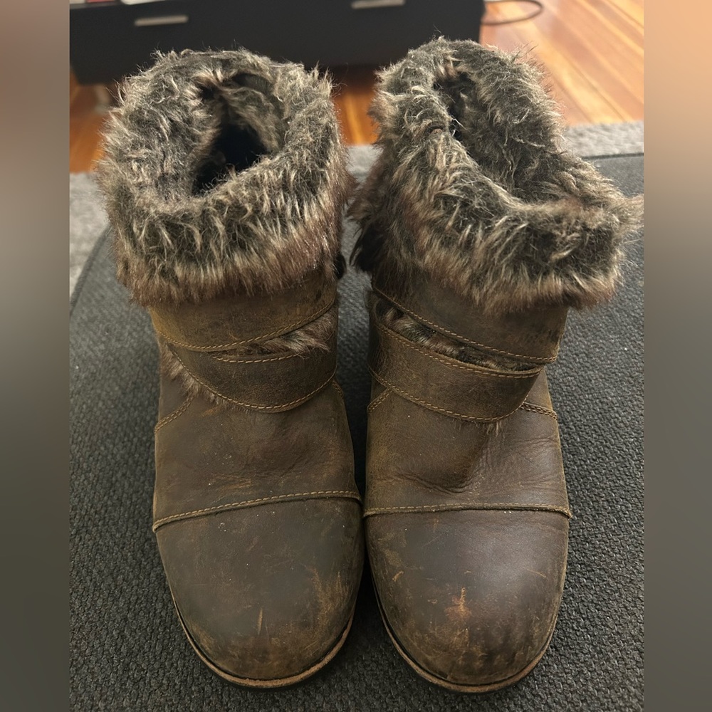 Sorel- Joan of Arc Wedge with Faux Fur